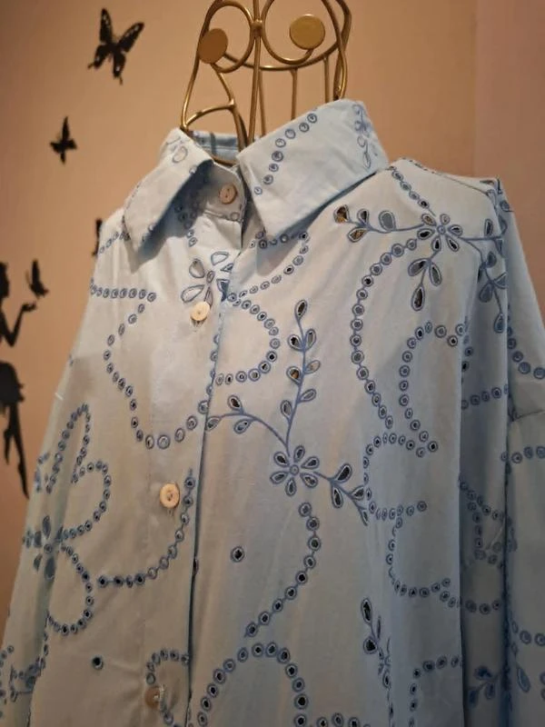 Camisa azul claro em algodão e bordados ingleses – photo 2